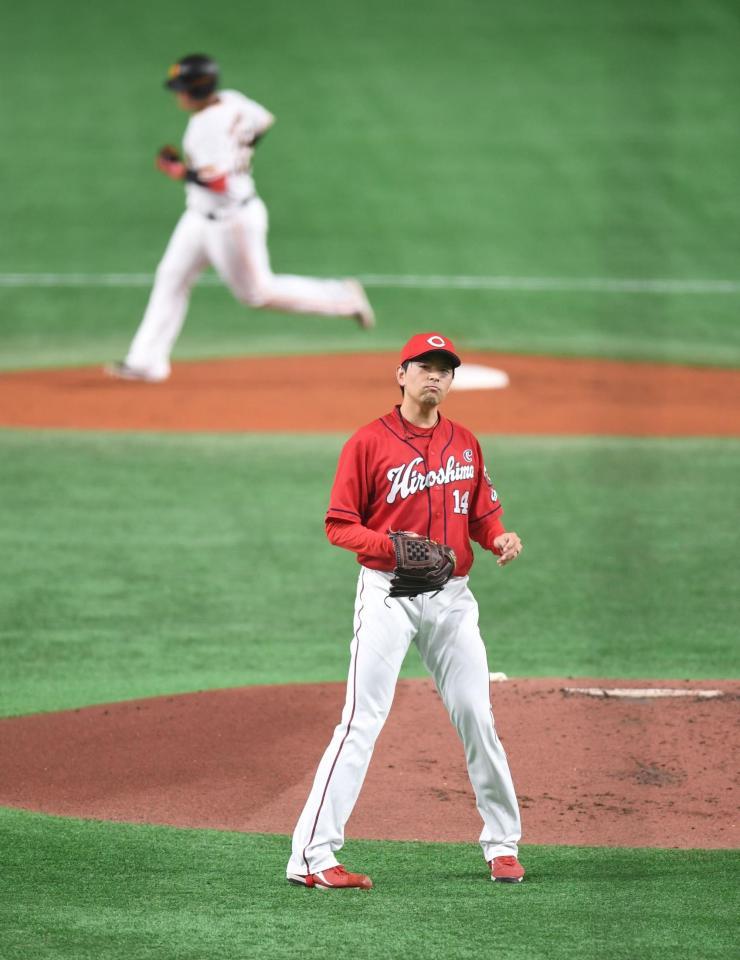 　１回、岡本和（後方）に同点の２ランを打たれた大瀬良（撮影・開出牧）