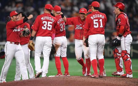 　巨人に競り勝ちタッチを交わす広島ナイン（撮影・開出牧）