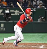 　８回、野間はチーム初安打となる右越えソロを放つ（撮影・佐藤厚）