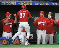 　８回、先制ソロを放った野間（中）を迎える佐々岡監督（右）＝撮影・佐藤厚