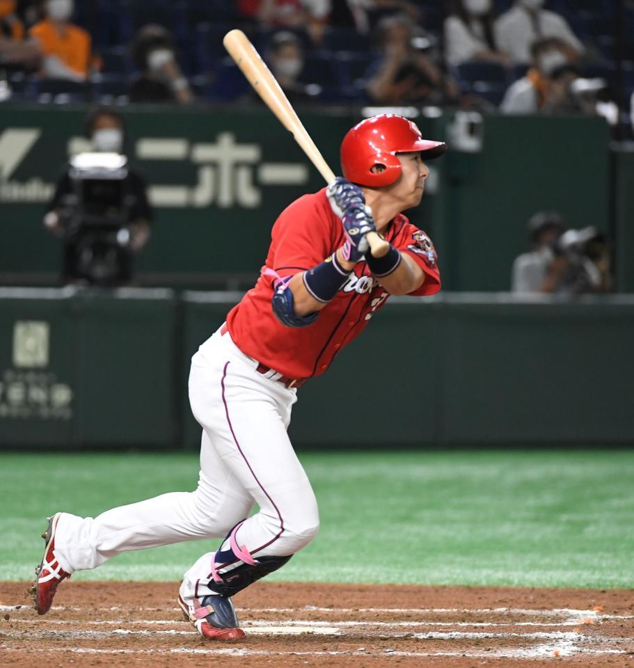 　８回、野間はチーム初安打となる右越えソロを放つ（撮影・佐藤厚）