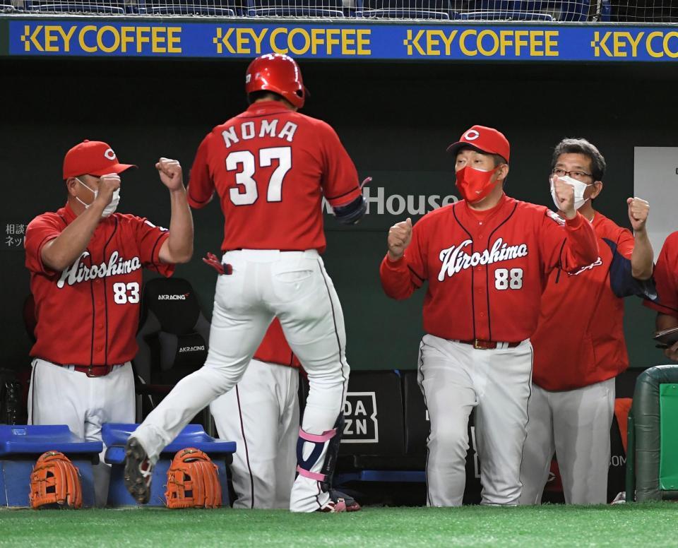 　８回、先制ソロを放った野間（中）を迎える佐々岡監督（右）＝撮影・佐藤厚