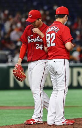 　４回、マウンドを降りる広島・高橋昂