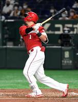 　３回、鈴木誠は菅野から１１号２ランを放つ（撮影・佐藤厚）　