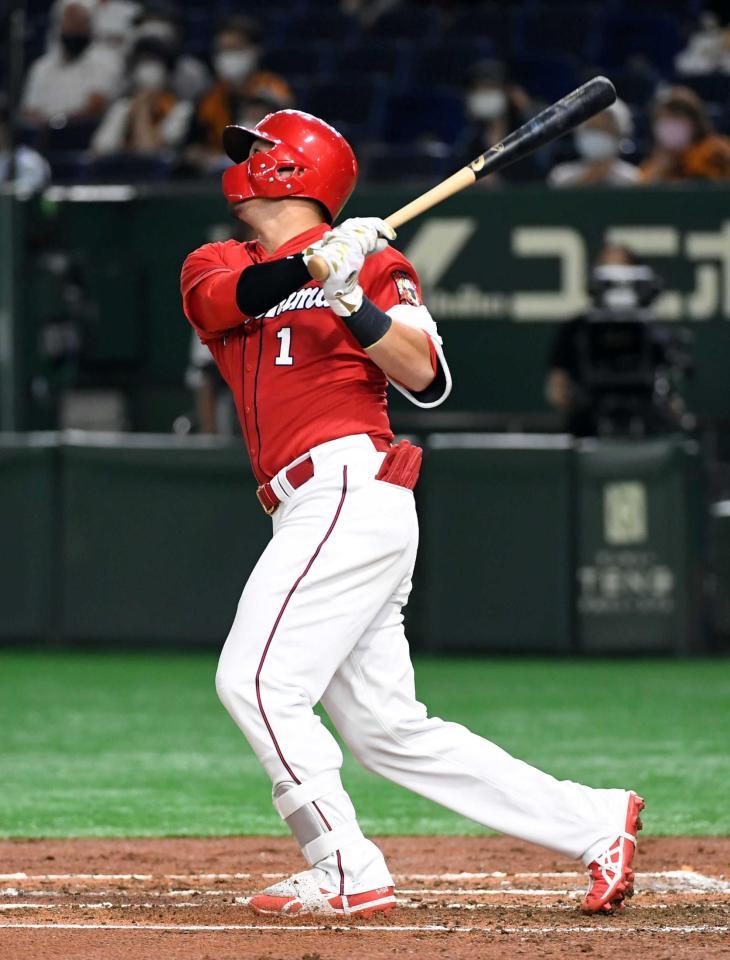 　３回、鈴木誠は菅野から１１号２ランを放つ（撮影・佐藤厚）　