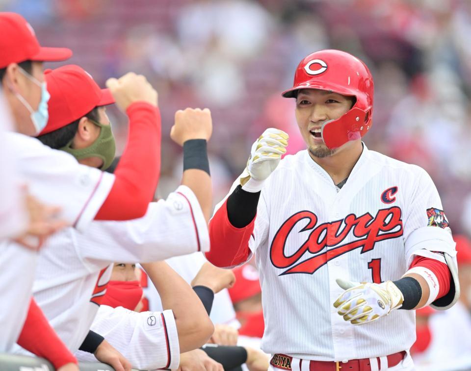 ２回、先制ソロを放ち、ナインの出迎えに笑顔を見せる鈴木誠（撮影・立川洋一郎）