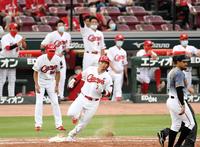 ２回、走者一掃の適時二塁打を放つ鈴木誠　