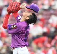 　３回、マウンドで汗をぬぐう大道（撮影・飯室逸平）