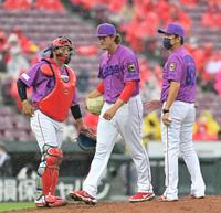 　８回、大山を迎えたところで途中降板するバード（中央）＝撮影・立川洋一郎