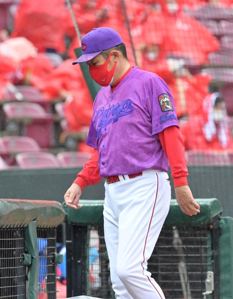 　選手交代を告げてベンチへ戻る佐々岡監督（撮影・立川洋一郎）