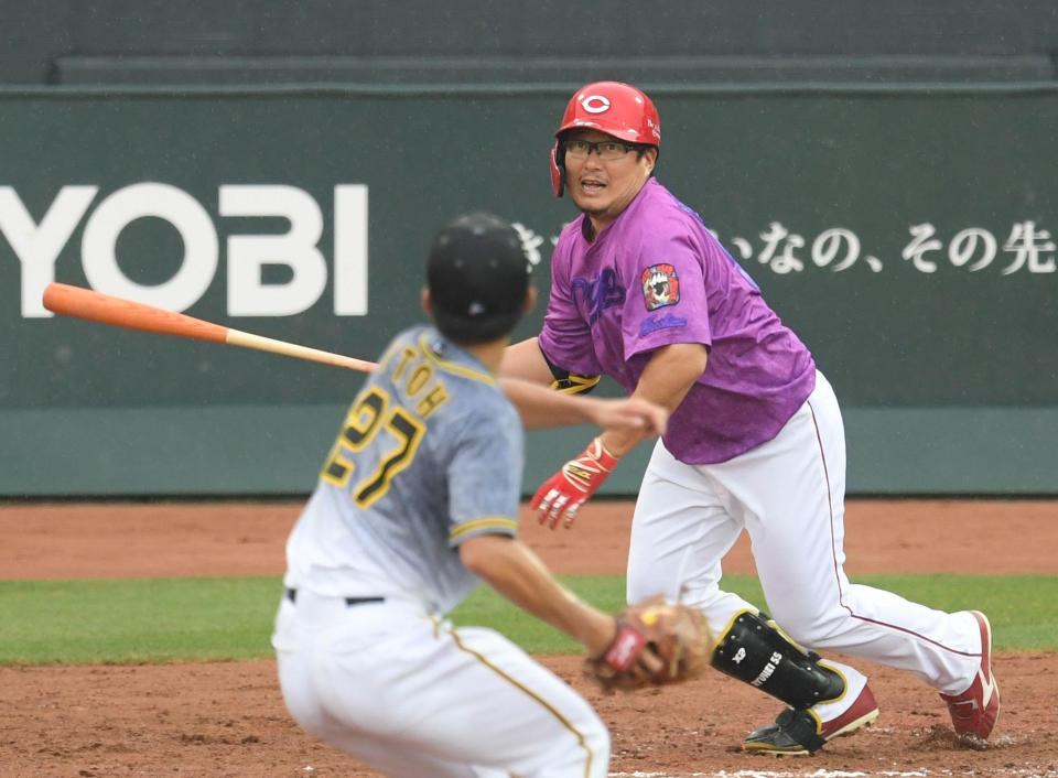 　７回、代打・松山は二ゴロに倒れる（撮影・田中太一）