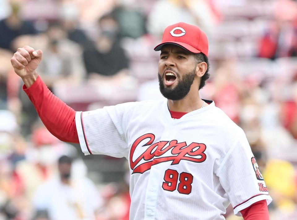 　８回、無失点に抑えガッツポーズするコルニエル（撮影・飯室逸平）