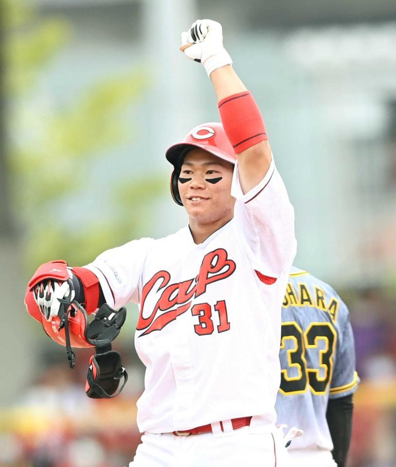 　塁上でガッツポーズする坂倉（撮影・飯室逸平）