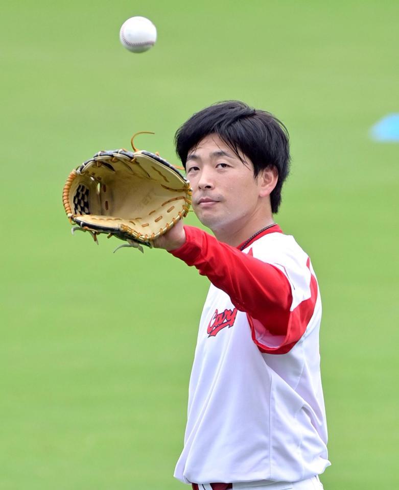 登板に向けキャッチボールをして調整する大瀬良（撮影・立川洋一郎）