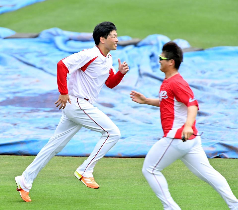 走り込みをして汗を流す広島・大瀬良大地。右は広島・高橋昂也＝マツダスタジアム（撮影・立川洋一郎）