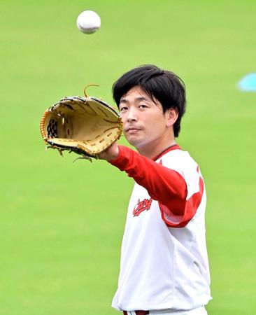 　登板に向けキャッチボールをして調整する大瀬良（撮影・立川洋一郎）