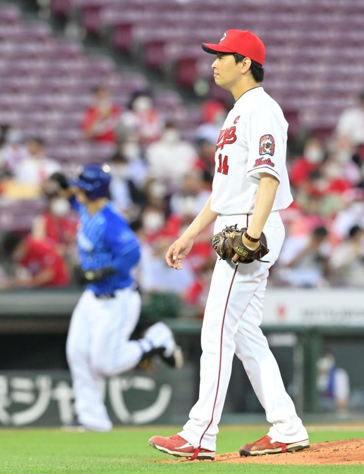 ４回、オースティン（左）に同点２ランを浴びる大瀬良＝マツダスタジアム（撮影・立川洋一郎）