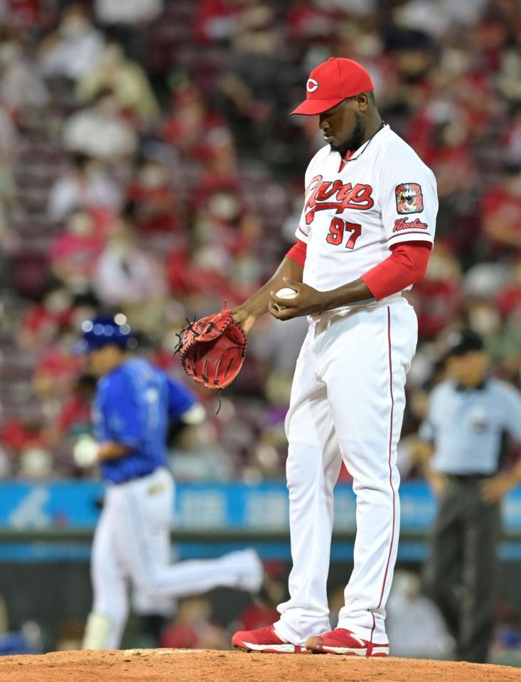 ８回、佐野（左）に勝ち越し２ランを浴びて肩を落とすフランスア＝マツダスタジアム（撮影・立川洋一郎）