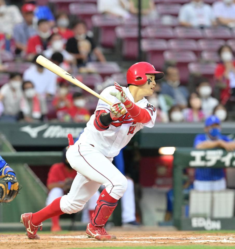 ３回、先制の適時打を放つ小園＝マツダスタジアム（撮影・立川洋一郎）