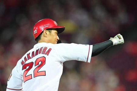 　６回、代打でソロを放ち拳を突き上げて本塁へ向かう中村奨（撮影・立川洋一郎）