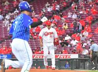 　４回、佐野（左）に先制ソロを浴びて肩を落とす九里（撮影・立川洋一郎）