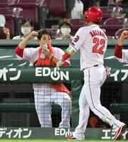 　６回、ソロを放った代打・中村奨（右）を出迎える九里（撮影・立川洋一郎）