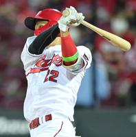 　６回、バックスクリーンへソロを放つ代打・中村奨（撮影・立川洋一郎）