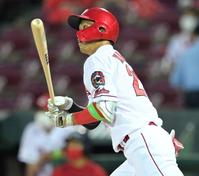　６回、バックスクリーンへソロを放つ代打・中村奨（撮影・立川洋一郎）