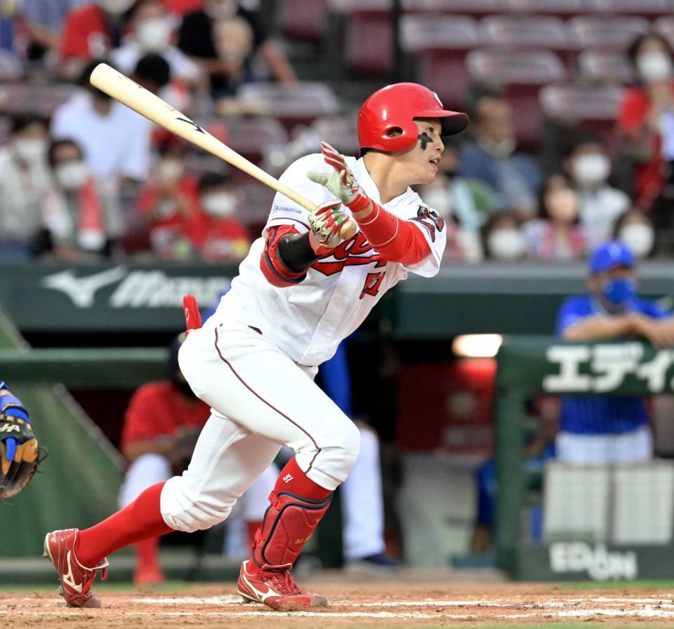 　３回、右中間へ先制の２点適時三塁打を放つ小園（撮影・立川洋一郎）