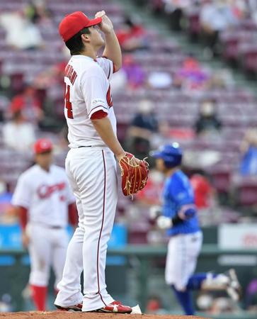 　２回、桑原（右）に先制３ランを浴びる高橋昂（撮影・立川洋一郎）