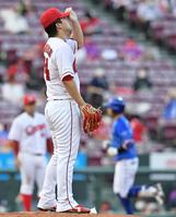 　２回、桑原（右）に先制３ランを浴びる高橋昂（撮影・立川洋一郎）