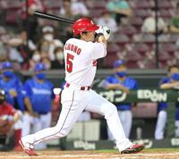 　８回、左翼スタンドへ勝ち越し２ランを放つ代打・長野（撮影・立川洋一郎）