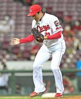 　９回、オースティンを空振り三振に仕留めて締めくくり、雄たけびを上げる栗林（撮影・立川洋一郎）