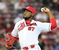 　８回表に登板し、１イニングを無失点に抑えたフランスア（撮影・立川洋一郎）