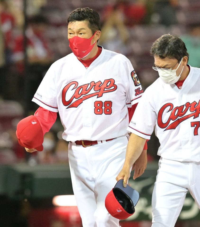 　ＤｅＮＡに勝利し、スタンドのファンにあいさつする佐々岡監督（左）＝撮影・立川洋一郎