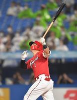　８回、左越えに勝ち越し２ランを放つ鈴木誠（撮影・西岡正）