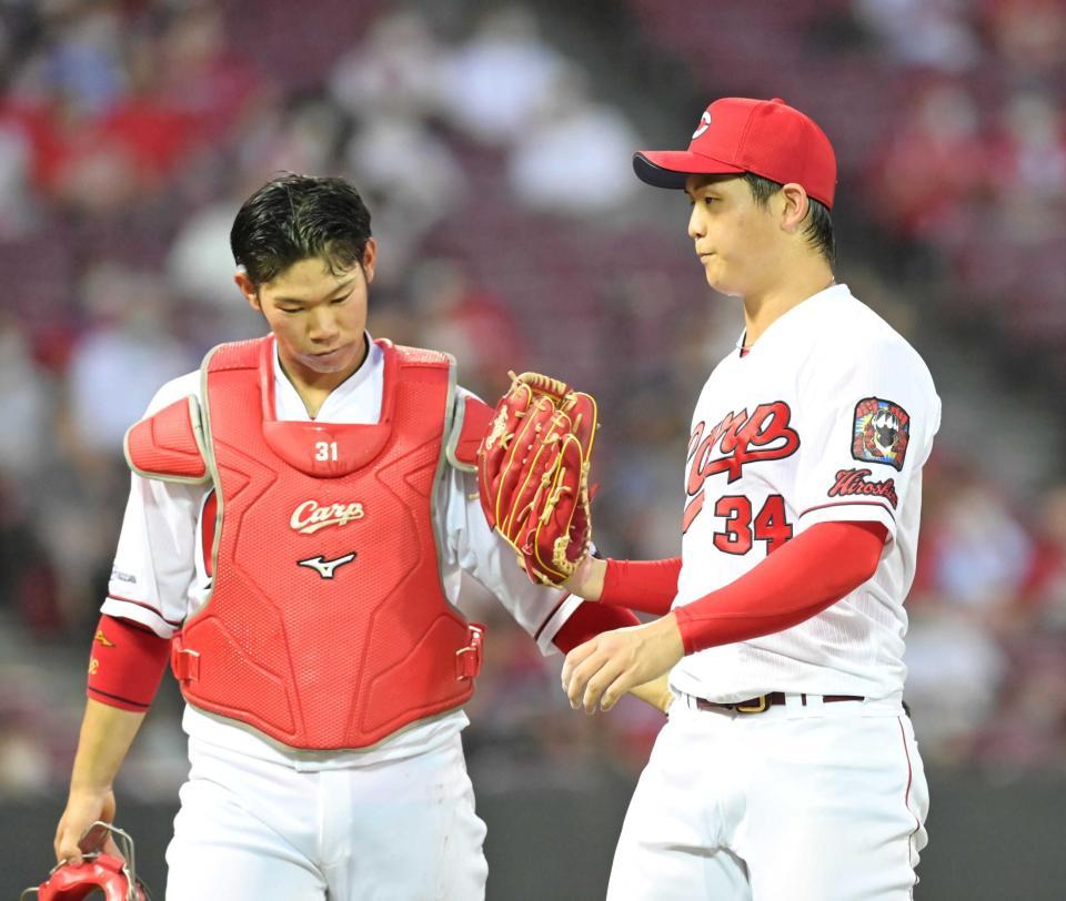 　４回表を投げ終え、ベンチへ戻る高橋昂。左は坂倉（撮影・立川洋一郎）