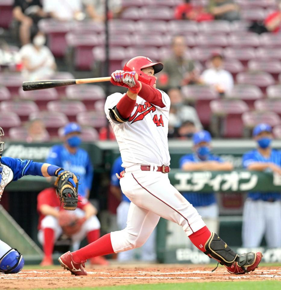 　２回、バックスクリーンへ４号２ランを放つ林（撮影・立川洋一郎）