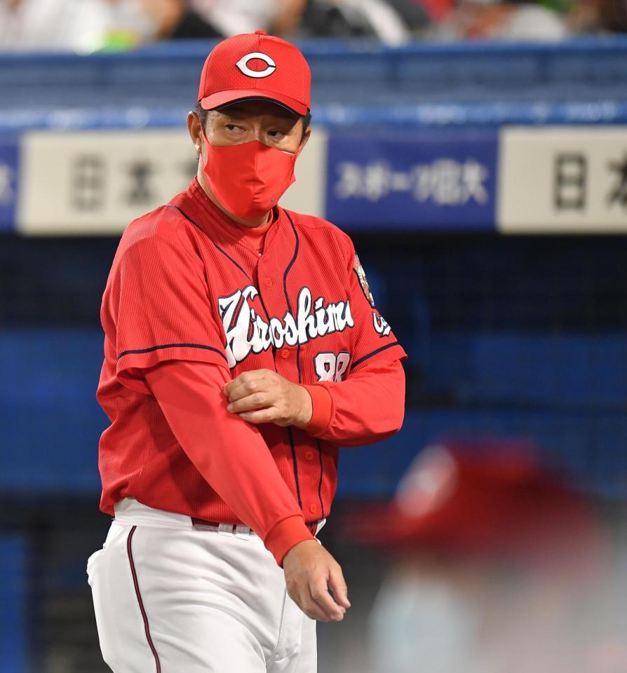　９回、選手交代を告げベンチへ引き揚げる佐々岡監督（撮影・西岡正）