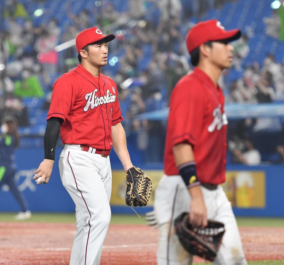 　ヤクルトにサヨナラ負けし、ベンチへ引き揚げる鈴木誠（撮影・西岡正）