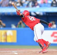 ２回広島２死二、三塁、右前に先制打を放つ広島・石原貴規＝神宮球場（撮影・西岡正）