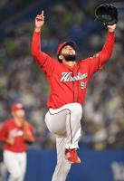 　８回、ピンチで登板も無失点に抑えて喜ぶコルニエル（撮影・西岡正）