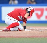 　４回、死球を受ける上本（撮影・西岡正）