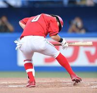 ４回広島２死、死球を受ける広島・上本崇司＝神宮球場（撮影・西岡正）