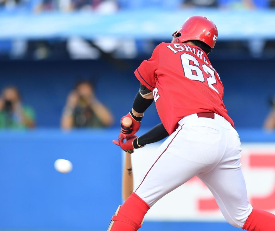 　２回、右前に先制打を放つ石原（撮影・西岡正）