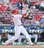 　１回、左中間へ逆転となる適時二塁打を放つ鈴木誠（撮影・立川洋一郎）