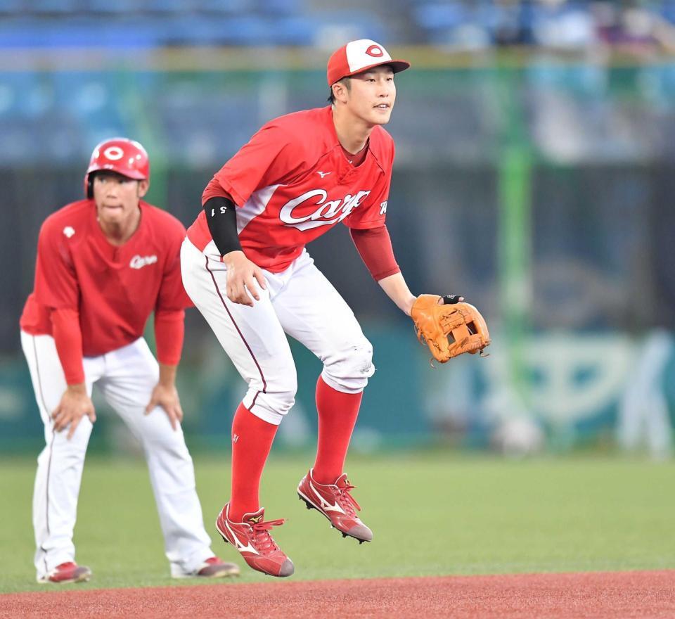 　ノックを受ける小園（撮影・西岡正）