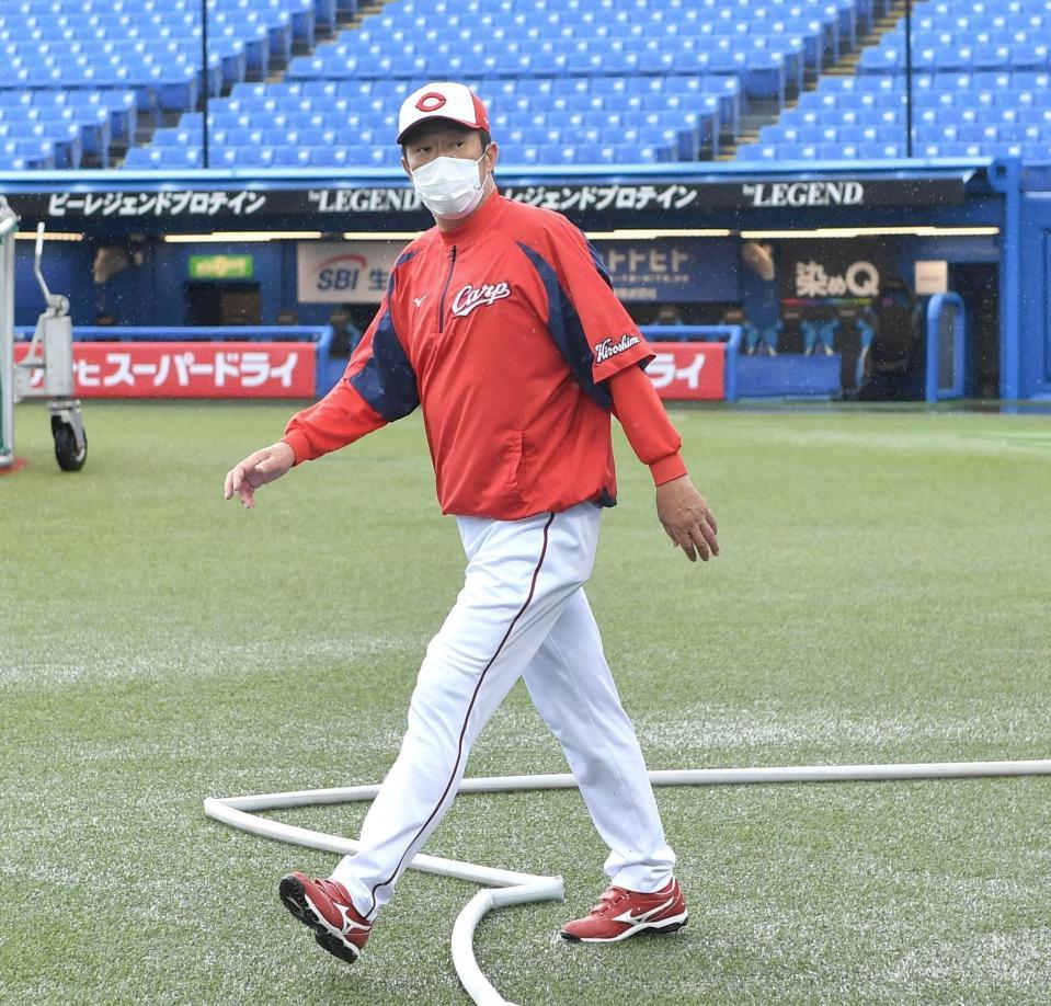 　試合中止となり、クラブハウスへ引き揚げる佐々岡監督（撮影・西岡正）