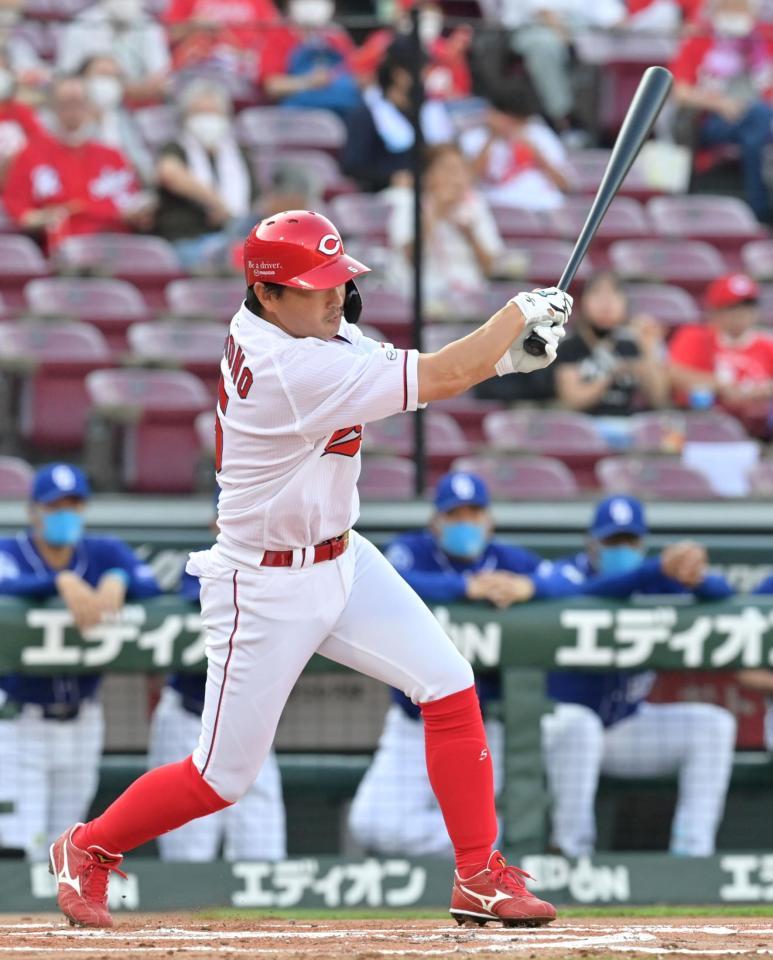 　１回、左前打を放つ長野（撮影・立川洋一郎）