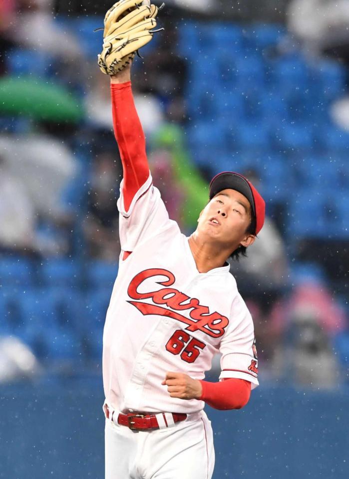 　４回、万波の打球を捕る玉村（撮影・北村雅宏）